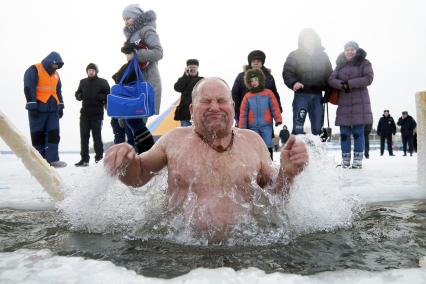 Крещенские купания в Екатеринбурге. На снимке: мужчина в проруби.