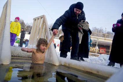 Крещенские купания в Екатеринбурге. На снимке: ребенок в проруби.
