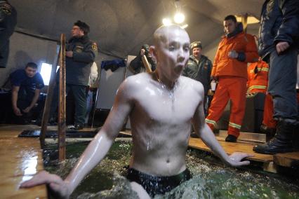 Крещенские купания в Екатеринбурге. На снимке: ребенок в закрытой проруби.