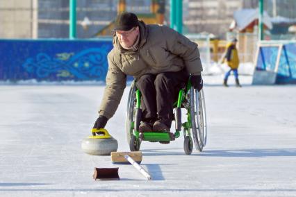 Мастер-класс по керлингу в Екатеринбурге. На снимке: мужчина на инвалидной коляске играет в керлинг.