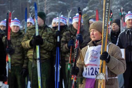 Лыжня России 2014 в Екатеринбурге. На снимке: старушка на фоне молодых мужчин.