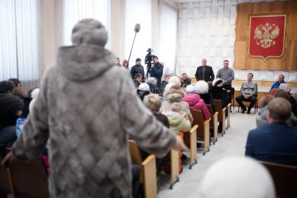 Стихийное собрание горожан в актовом зале городской администрации.