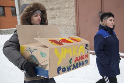 Дети приготовили белому медведю Умке из зоопарка Екатеринбурга подарок на день рождения. На снимке: женщина с подарком в руках.