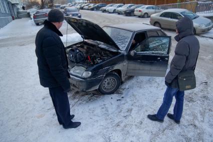 У автомобиля зимой сел аккумулятор.