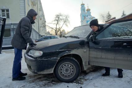 У автомобиля зимой сел аккумулятор.