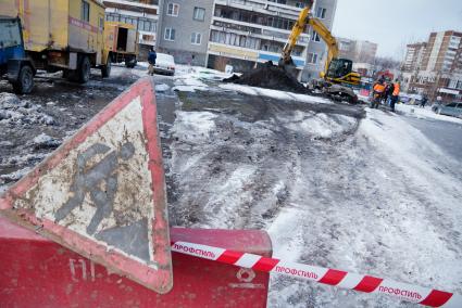 Работники службы ЖКХ устраняют аварию.