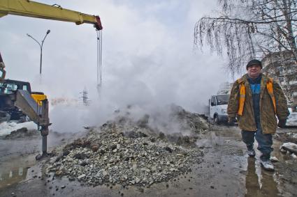 Работники службы ЖКХ устраняют аварию.