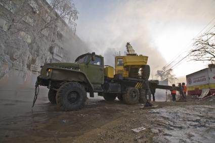 Работники службы ЖКХ устраняют аварию.