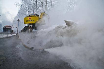 Работники службы ЖКХ устраняют аварию.