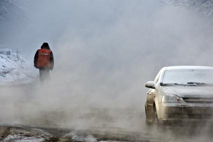 Рабочий аварийной службы на улице.