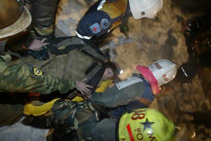 В московском `Трансвааль-парке`произошло обрушение крыши, в результате 28 человек погибли и 193 получили ранения. На снимке: спасатели выносят из завалов пострадавшего ребенка.
