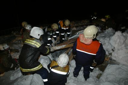 В московском `Трансвааль-парке`произошло обрушение крыши, в результате 28 человек погибли и 193 получили ранения. На снимке: спасатели разбирают завалы.