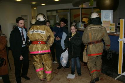 В московском `Трансвааль-парке`произошло обрушение крыши, в результате 28 человек погибли и 193 получили ранения. На снимке: пострадавщие дети и пожарные у входа у касс аквапарка.
