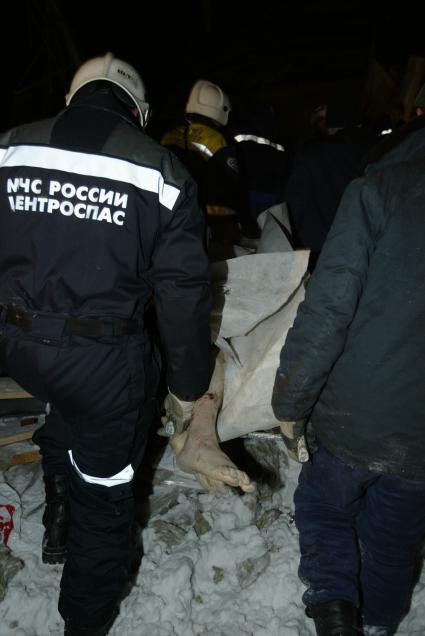 В московском `Трансвааль-парке`произошло обрушение крыши, в результате 28 человек погибли и 193 получили ранения. На снимке: спасатели выносят пострадавшего из завалов.