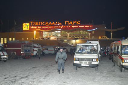 В московском `Трансвааль-парке`произошло обрушение крыши, в результате 28 человек погибли и 193 получили ранения. На снимке: машины скорой помощи у места происшествия.