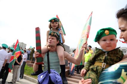 Празднования дня пограничника в Самаре. На снимке: пограничник с ребенком на шее.