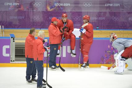 XXII зимние Олимпийские игры в Сочи. Тренировка сборной России по хоккею. На снимке: нападающий Александр Семин (в центре), защитник Вячеслав Войнов (второй справа) и вратарь Семен Варламов (справа).