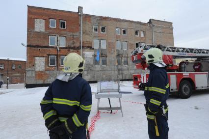 Кровля административного здания, расположенного в 4-м Лихачевском переулке, рухнула под тяжестью снега.  На снимке: пожарные на месте происшествия.