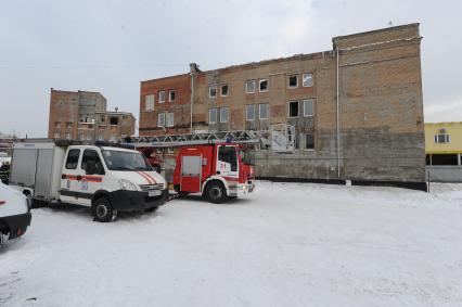 Кровля административного здания, расположенного в 4-м Лихачевском переулке, рухнула под тяжестью снега.  На снимке:  пожарная машина на месте события.