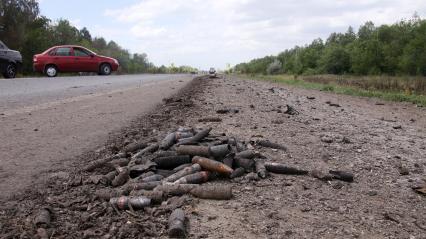 Снаряды на дороге после взрывов на военном полигоне в поселке Нагорный.