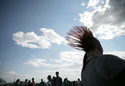 Музыкальный фестиваль `Рок над Волгой` На снимке: девушка с ирокезом.