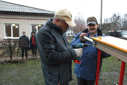 Банкир Александр Лебедев (в центре), приговоренный к 150 часам обязательных работ за избиение бизнесмена Сергея Полонского, приступил к исполнению наказания в селе Поповка Чернского района Тульской области.