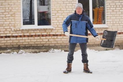 Банкир Александр Лебедев, приговоренный к 150 часам обязательных работ за избиение бизнесмена Сергея Полонского, приступил к исполнению наказания в селе Поповка Чернского района Тульской области.