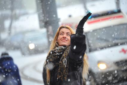 Снегопад в Москве. На снимке: девушка ловит падающий снег.