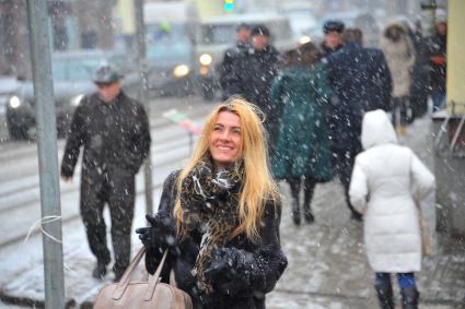 Снегопад в Москве. На снимке: девушка ловит падающий снег.