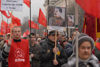 В день согласия и примирения в Туле проходит коммунистическая демонстрация.