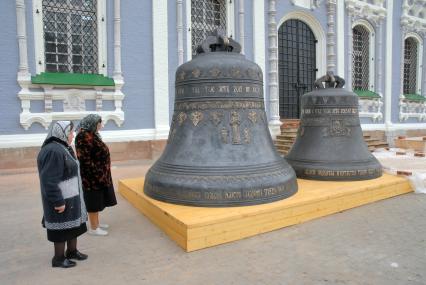 В Тулу привезли два новых колокола для строящейся вновь (в 30-х годах была разрушена) колокольни Успенского собора Тульского кремля. В надписи на одном из колоколов упоминается `его превосходительство` губернатор Владимир Груздев и члены его семьи, на втором - председатель правительства Юрий Андрианов и `сподвижники`.