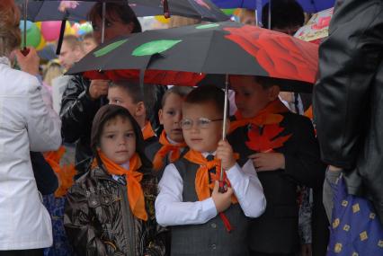 День знаний в Туле. На снимке: школьники на школьной линейке под зонтом.