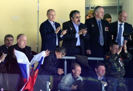 XXII Зимние Олимпийские игры в Сочи. На снимке: президент РФ Владимир Путин (в центре) с участниками Афганской войны во время матча по хоккею сборной РФ со сборной США в предварительном раунде.