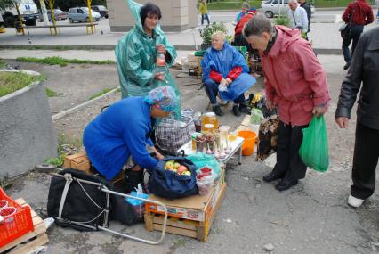 Пенсионеры торгуют урожаем.