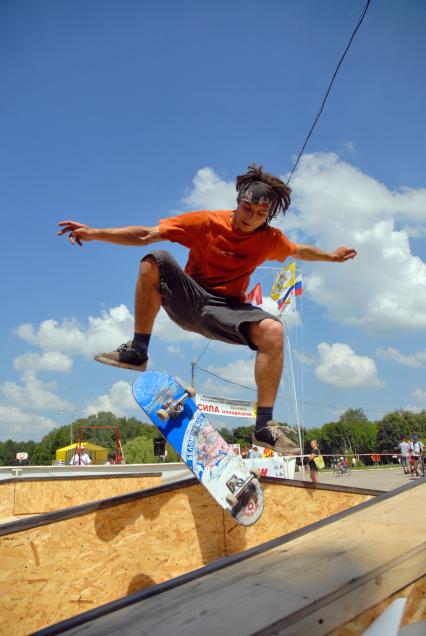 Соревнования по экстремальному скейту среди молодежи в Тульском парке. На снимке: участник соревнований выполняет прыжок.