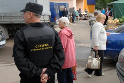 Судебные приставы с полицией закрывают рынок в Туле.