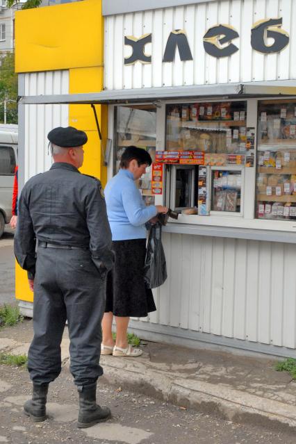 Полицейский у ларька по продаже хлеба.