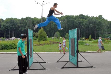 Соревнования среди молодежи по паркуру в Тульском парке.