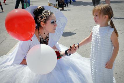 Парад невест в Туле. Девушка успокаивает плачущую девочку.