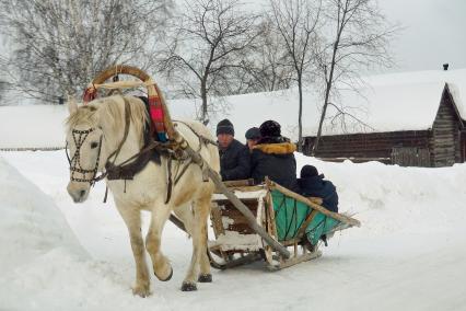 Сани запряженные лошадью.