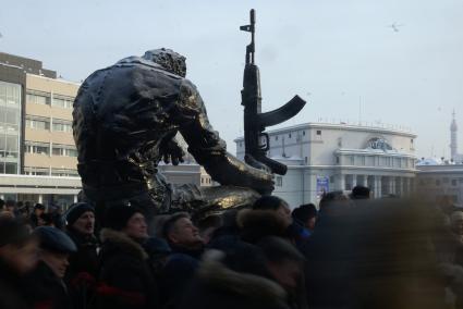 День вывода войск из Афганистана. Черный тюльпан — памятник в Екатеринбурге в честь погибших в ходе Афганской войны.