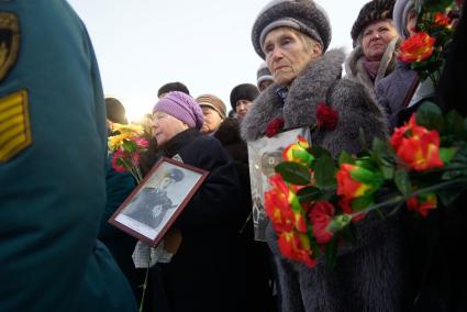 День вывода войск из Афганистана. Матери с портретами сынов у памятник `Черный тюльпан` в честь погибших в ходе Афганской войны.