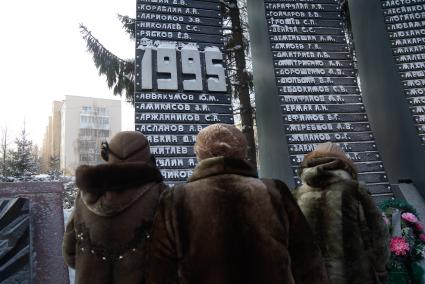 День вывода войск из Афганистана. Женщины у памятника `Черный тюльпан` в честь погибших в ходе Афганской войны дополненный гранитными стелами с фамилиями военнослужащих, погибших в Чеченской Республике и Дагестане.