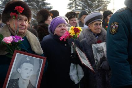 День вывода войск из Афганистана. Матери с портретами сынов у памятник `Черный тюльпан` в честь погибших в ходе Афганской войны.