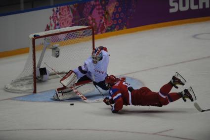 XXII Зимние Олимпийские игры в Сочи. Матч группового этапа по хоккею между сборными России и Норвегии. На снимке: вратарь сборной Норвегии Ларс Хауген (слева) и нападающий сборной РФ Александр Овечкин.