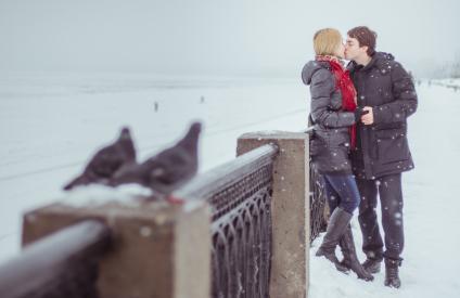 День святого Валентина в Самаре. Влюбленные целуются на берегу реки.