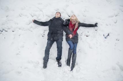 День святого Валентина в Самаре. Влюбленные лежат на снегу.