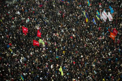 Люди собрались на площади Независимости в Киеве на Народное вече.