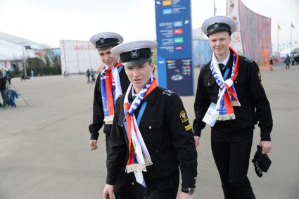 XXII Зимние Олимпийские игры в Сочи. На снимке: воспитанники морского военного училища гуляют по Олимпийскому парку.