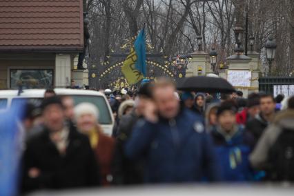 Загородная резиденция украинского президента `Межигорье`. Сторонники оппозиции у резиденции.